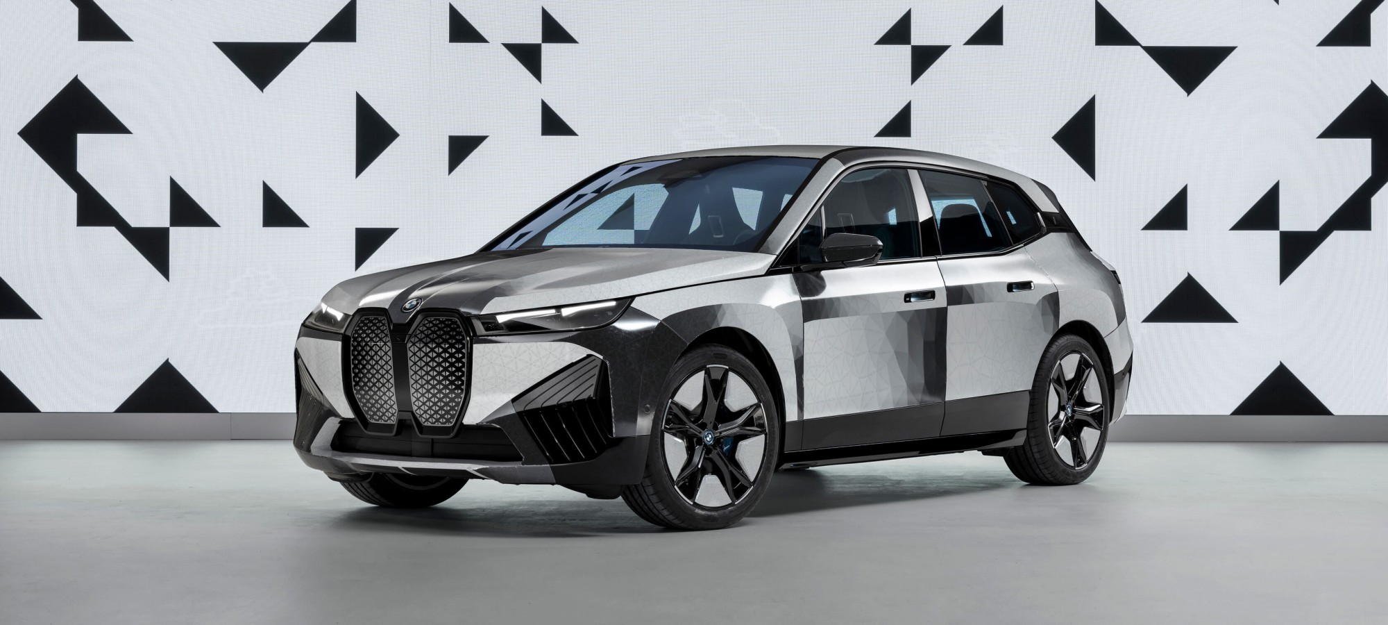 Магія зміни кольору кузова: BMW iX Flow із революційною технологією E Ink.