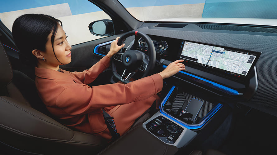 Планувальник маршрутів BMW шукає громадські зарядні станції.